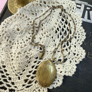 Antique Circa 1900s Gold Tone Oval Locket W/ Link Chain & A Barrels Clasp